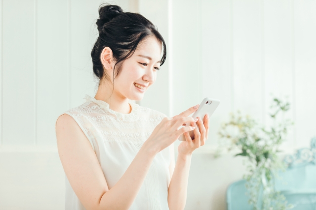 スマホを扱う女性