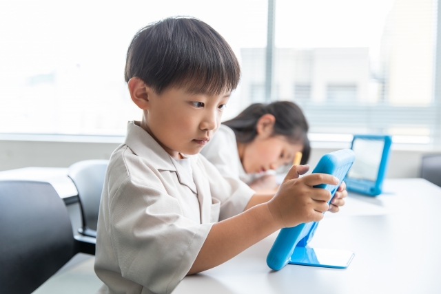 タブレットで学ぶ子ども